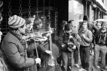 Viering Koninginnedag in Amsterdam en Marken. Straatmuzikanten enzovoort probere, Bestanddeelnr 932-1320