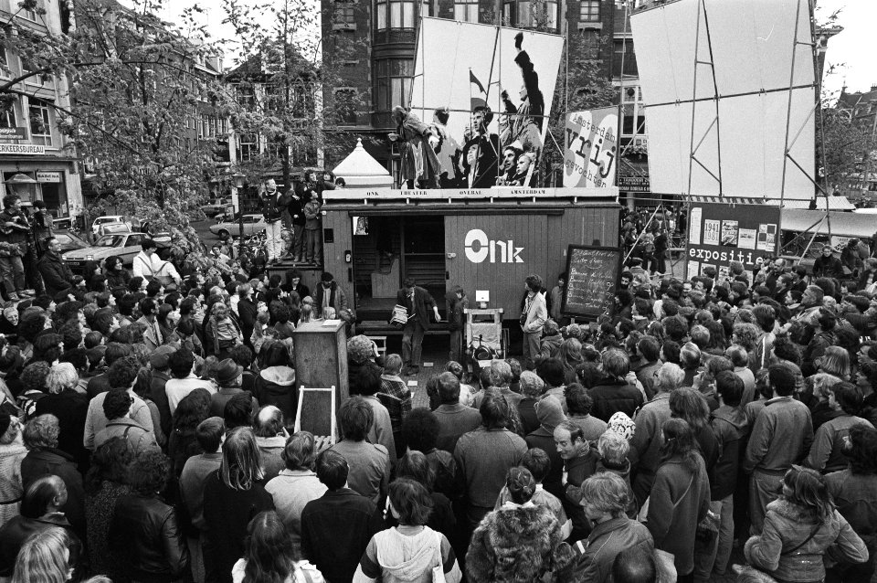 Viering Bevrijdingsdag op en rond het Leidseplein, grote drukte bij het optreden van het Onk-theater op het Leidseplein, Bestanddeelnr 931-4689