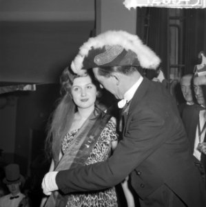 Viering carnaval door Justus van Maurik in Bellevue verkiezing van Miss Carnaval, Bestanddeelnr 912-0845