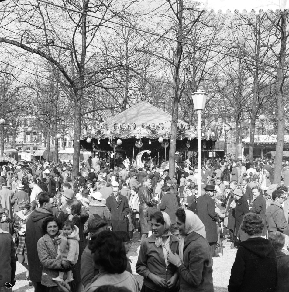 Viering Koninginnedag aan het Korte Voorhout te Den Haag, Bestanddeelnr 911-2011