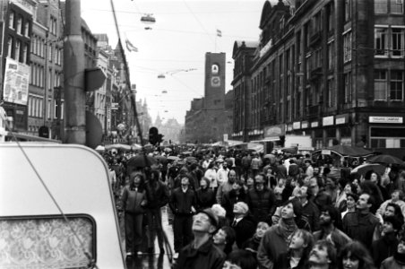 Viering Koninginnedag in Amsterdam, grote drukte op het Damrak 30 april 1981, Bestanddeelnr 931-4636 photo