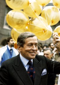 Viering Koninginnedag in Breda Prins Claus met gele ballonnen, Bestanddeelnr 253-8541