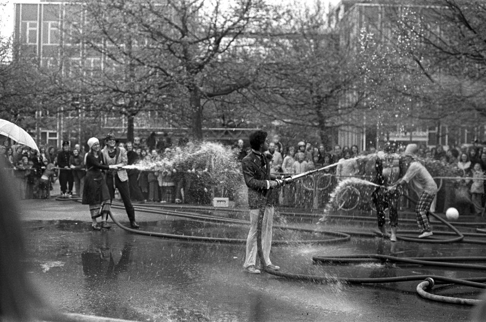 Viering Koninginnedag in Amsterdam spuitbal op Museumplein, Bestanddeelnr 927-1578