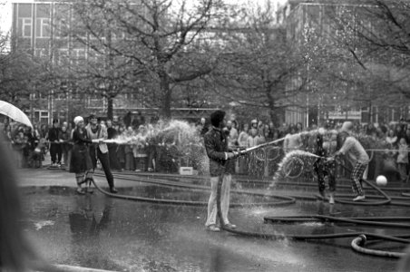 Viering Koninginnedag in Amsterdam spuitbal op Museumplein, Bestanddeelnr 927-1578