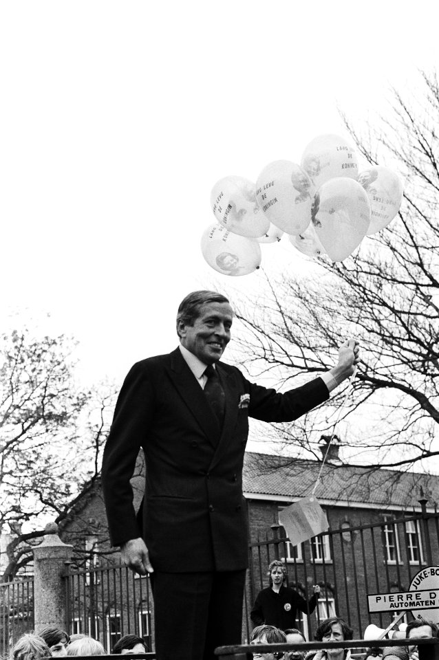 Viering Koninginnedag in Breda, Prins Claus met ballonnen in zijn hand in Breda 30 april 1981, Bestanddeelnr 931-4630