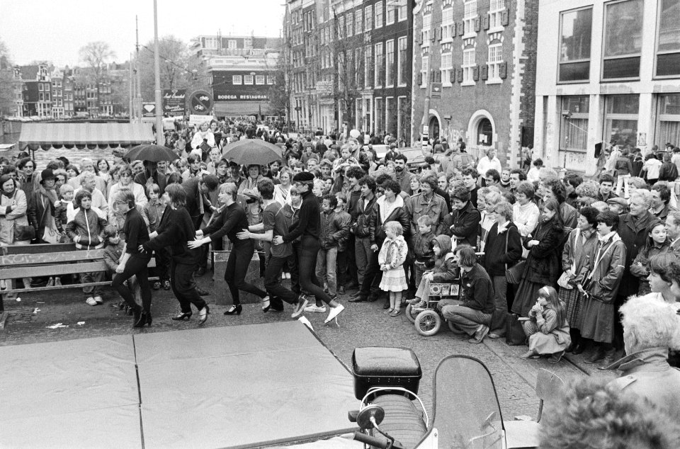 Viering Koninginnedag in Amsterdam en Marken. Straatmuzikanten enzovoort probere, Bestanddeelnr 932-1319