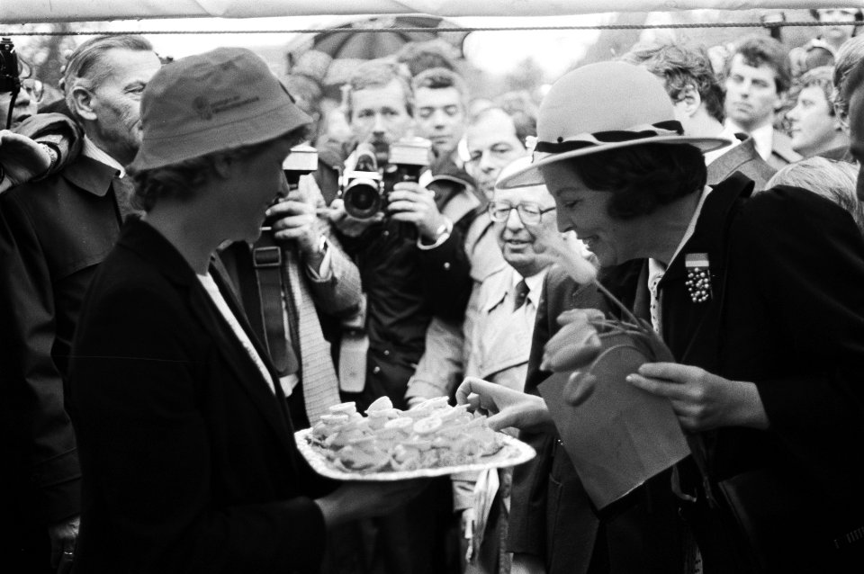 Viering Koninginnedag in Breda, Beatrix krijgt taartje aangeboden en eet dat op 30 april 1981, Bestanddeelnr 931-4632
