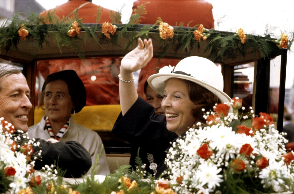 Viering Koninginnedag in Breda Koningin Beatrix en Prins Claus in een open koet, Bestanddeelnr 253-8539