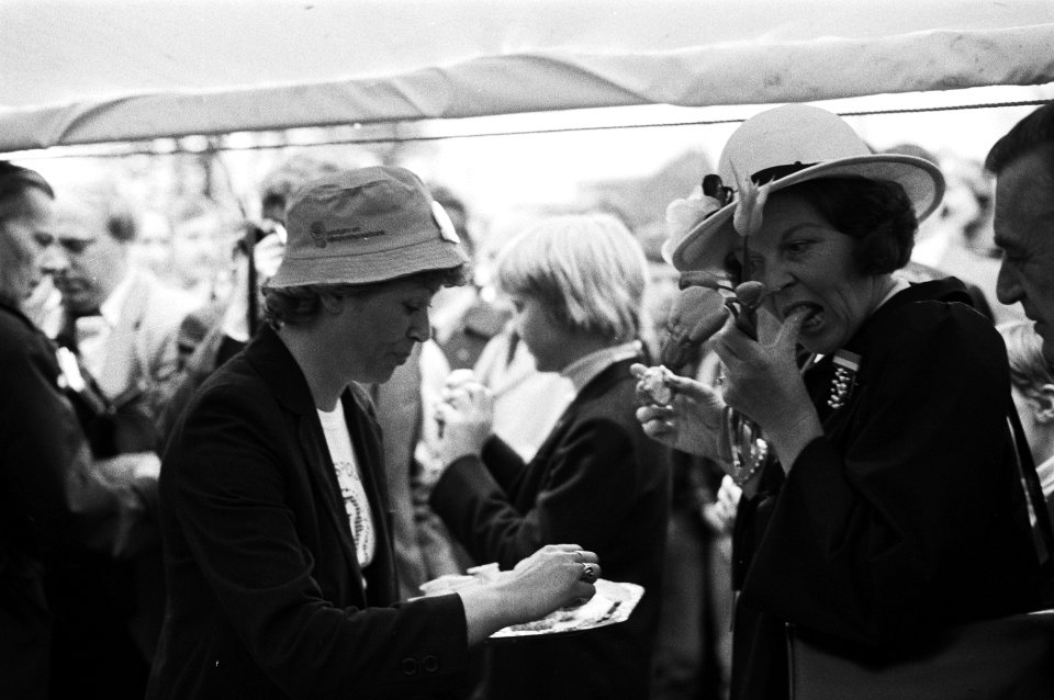 Viering Koninginnedag in Breda, Beatrix eet een taartje die ze kreeg aangeboden 30 april 1981, Bestanddeelnr 931-4626