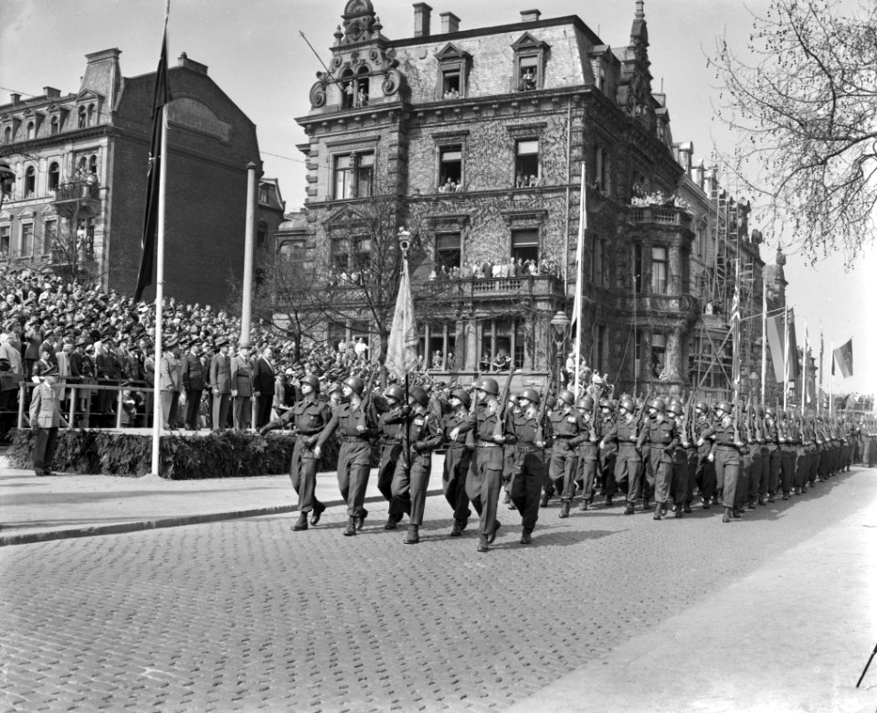 Viering van het 10 jarig bestaan van de NATO in Mainz met een militaire parade,, Bestanddeelnr 910-2735