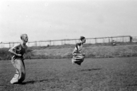 Viering 2-jarig bestaan 7 December divisie. Oud-Hollandse spellen - zaklopen, Bestanddeelnr 1667-9-2