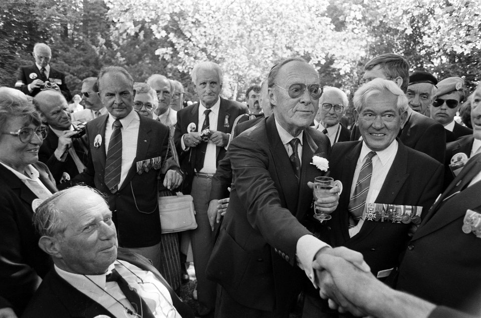 Viering 75e verjaardag Prins Bernhard in tuin paleis Soestdijk, Bestanddeelnr 933-7010