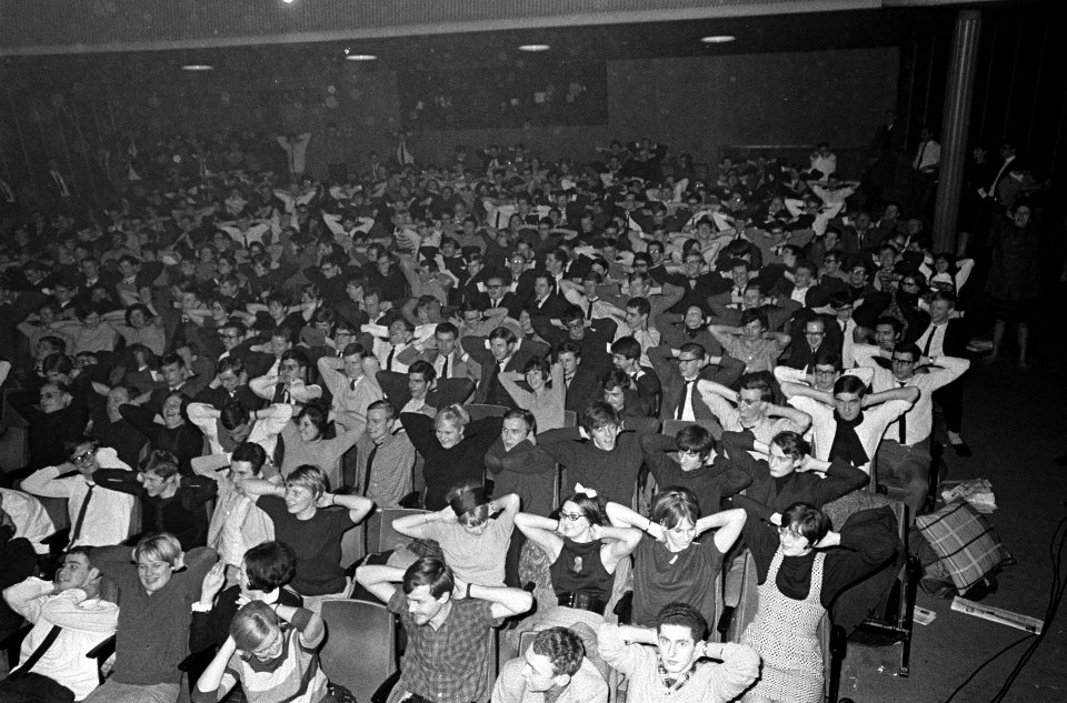 Vierentwintig uur film in Calypso, ochtendgymnastiek o.l. Ab Goubitz , armen op , Bestanddeelnr 918-7391
