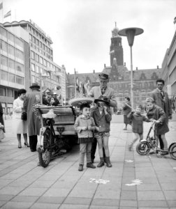 Viering Koninginnedag in Rotterdam Feestneuzenverkoper, Bestanddeelnr 912-4404