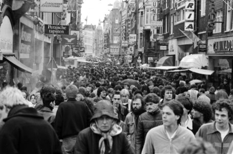 Viering Koninginnedag in Amsterdam en Marken. Grote drukte in de Leidsestraat, Bestanddeelnr 932-1313