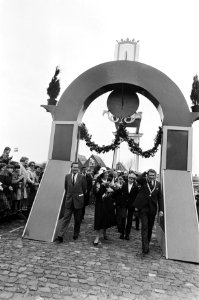 Viering Koninginnedag in Veere, het koninklijke gezin door een poortje bij aankomst in Veere, Bestanddeelnr 931-4614