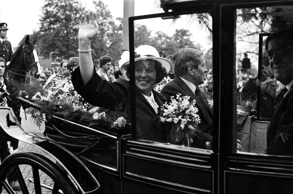 Viering Koninginnedag in Breda, Prins Claus en Beatrix een open koets door Breda 30 april 1981, Bestanddeelnr 931-4627