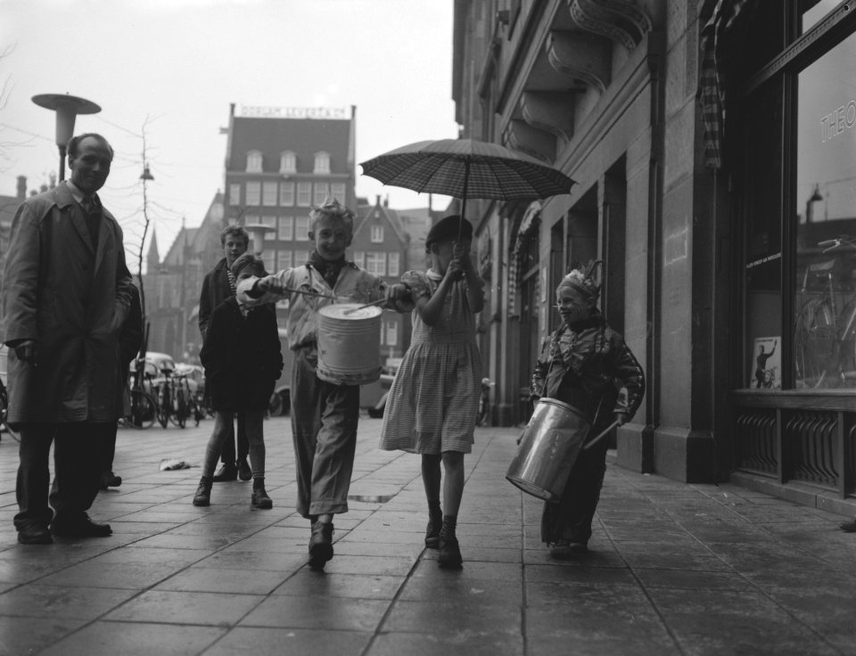 Viering Koninginnedag 1959 door kinderen, kinderen met trommels onder de paraplu, Bestanddeelnr 910-3374