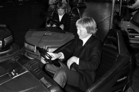 Viering Koninginnedag in Breda, de prinsen in de botsautootjes op de kermis in Breda, Bestanddeelnr 931-4635