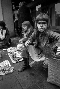 Viering Koninginnedag in Amsterdam kinderen met beschilderde gezichten, Bestanddeelnr 927-1581