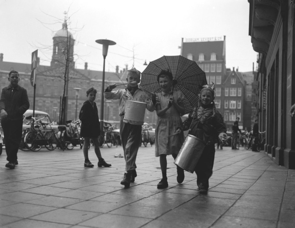 Viering Koninginnedag 1959 door kinderen, kinderen met trommels onder de paraplu, Bestanddeelnr 910-3375