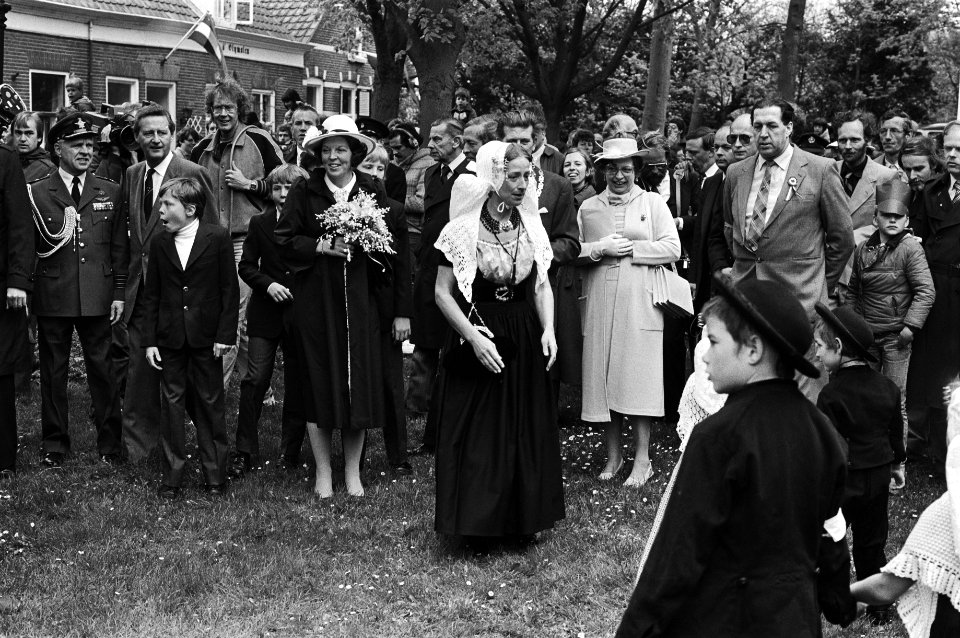 Viering Koninginnedag in Veere, het koninklijk gezin bekijkt de spelletjes van de kinderen in Veere, Bestanddeelnr 931-4617