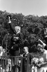 Viering 75e verjaardag Prins Bernhard in tuin paleis Soestdijk voorzitter stich, Bestanddeelnr 933-7011