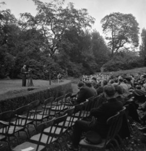 Viering van de 64e verjaardag van koningin Wilhelmina in Regents Park. Toespraak, Bestanddeelnr 935-2535