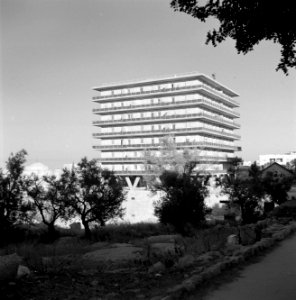 Vierkant flatgebouw op poten en met galerijen rondom, Bestanddeelnr 255-2250