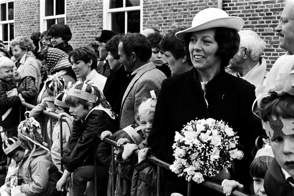 Viering Koninginnedag in Veere, dubbelgangster Beatrix tussen het publiek in Veere, Bestanddeelnr 931-4607