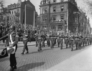 Viering van het 10 jarig bestaan van de NATO in Mainz met een militaire parade,, Bestanddeelnr 910-2733