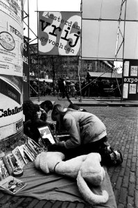 Viering Bevrijdingsdag op en rond het Leidseplein te Amsterdam, kraampjes en artiesten op het Leidseplein, Bestanddeelnr 931-4692