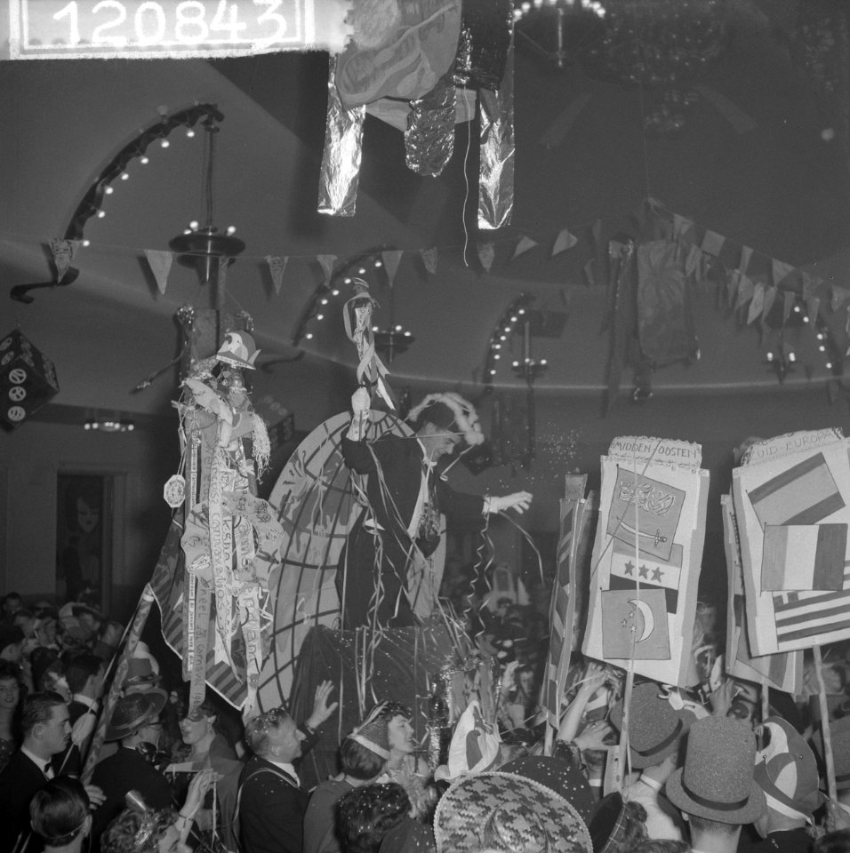 Viering carnaval door Justus van Maurik in Bellevue, Bestanddeelnr 912-0843