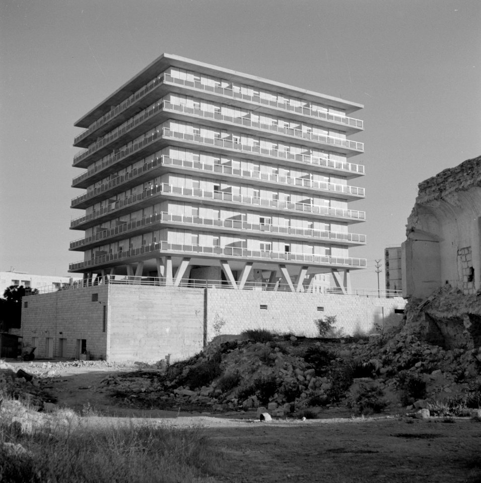 Vierkant flatgebouw op poten en met galerijen rondom, Bestanddeelnr 255-2251