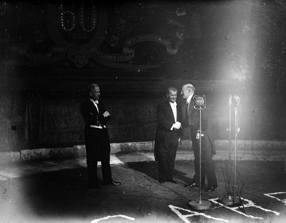 Viering 60-jarig bestaan Theater Carré. Links burgemeester A.J. d'Ailly., Bestanddeelnr 934-5161