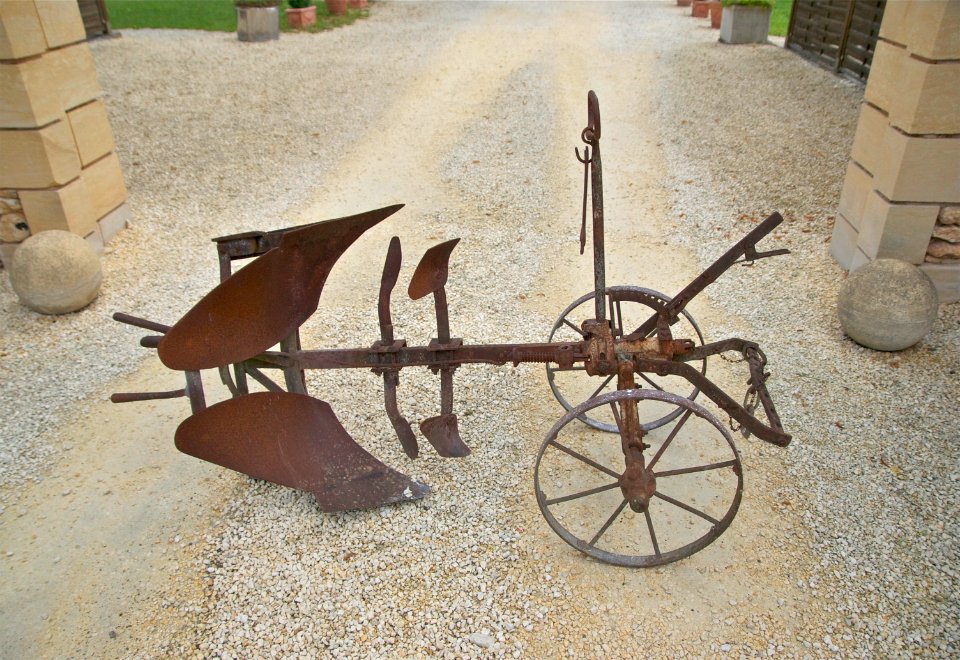 Vieille charrue rouillée Moulin-Haut