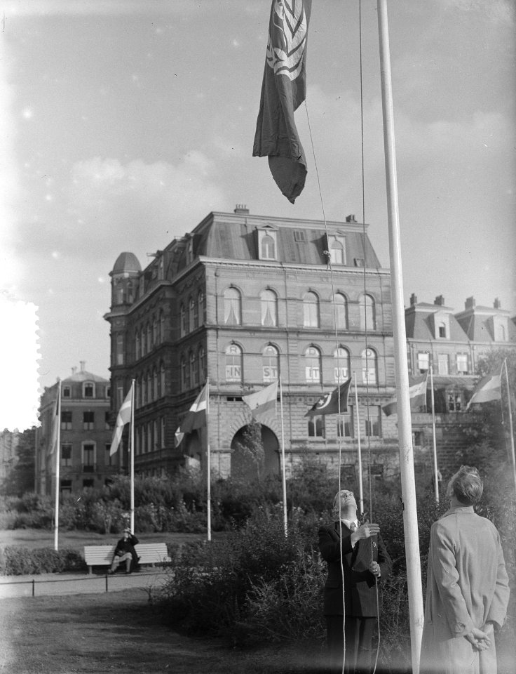 Viering van de dag der Verenigde Naties op het Frederiksplein. Mr. A. de Roos h…, Bestanddeelnr 906-0586