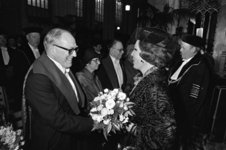 Viering 350e Dies Natalis universiteit A'dam in Nieuwe Kerk Beatrix feliciteert , Bestanddeelnr 931-8996