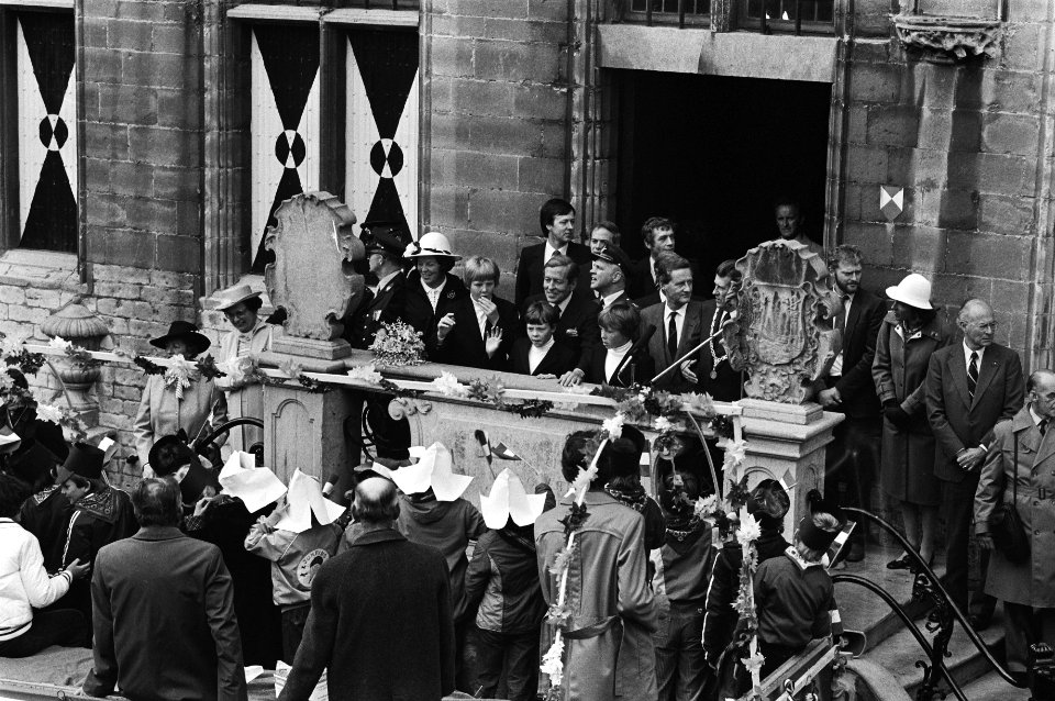 Viering Koninginnedag in Veere, de koninklijke familie op het bordes van het stadhuis in Veere, Bestanddeelnr 931-4611