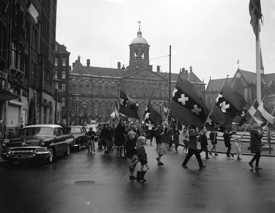 Viering Koninginnedag 1959 door kinderen, kinderen uit de Oude Binnenstad gaan i, Bestanddeelnr 910-3373