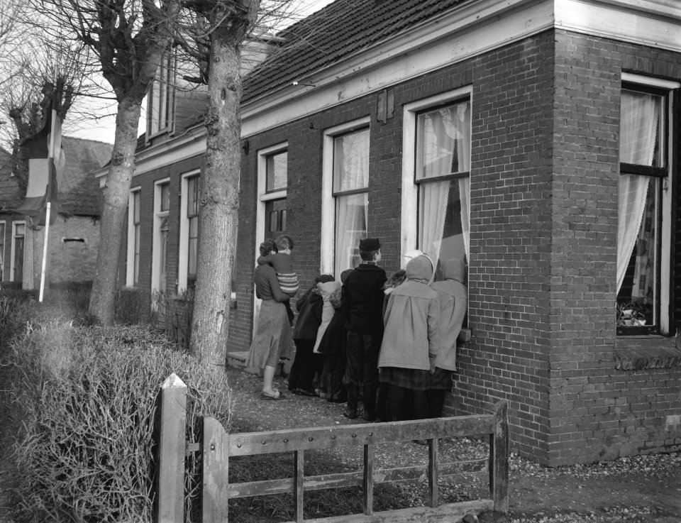 Vierling uit Deinum thuis, jeugd van Deinum verdringt zich vooraan, Bestanddeelnr 910-1098