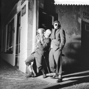 Viering van oud en nieuw, 2 straatmuzikanten, Bestanddeelnr 910-9078