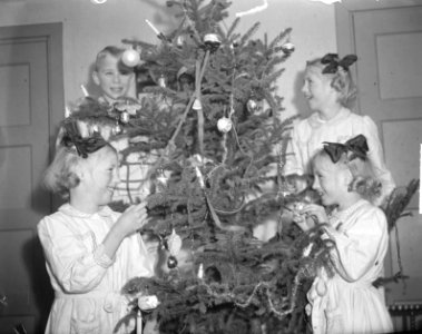 Vierling Kiffers Rini, Dicky, Elly en Han bij kerstboom, Bestanddeelnr 904-3541