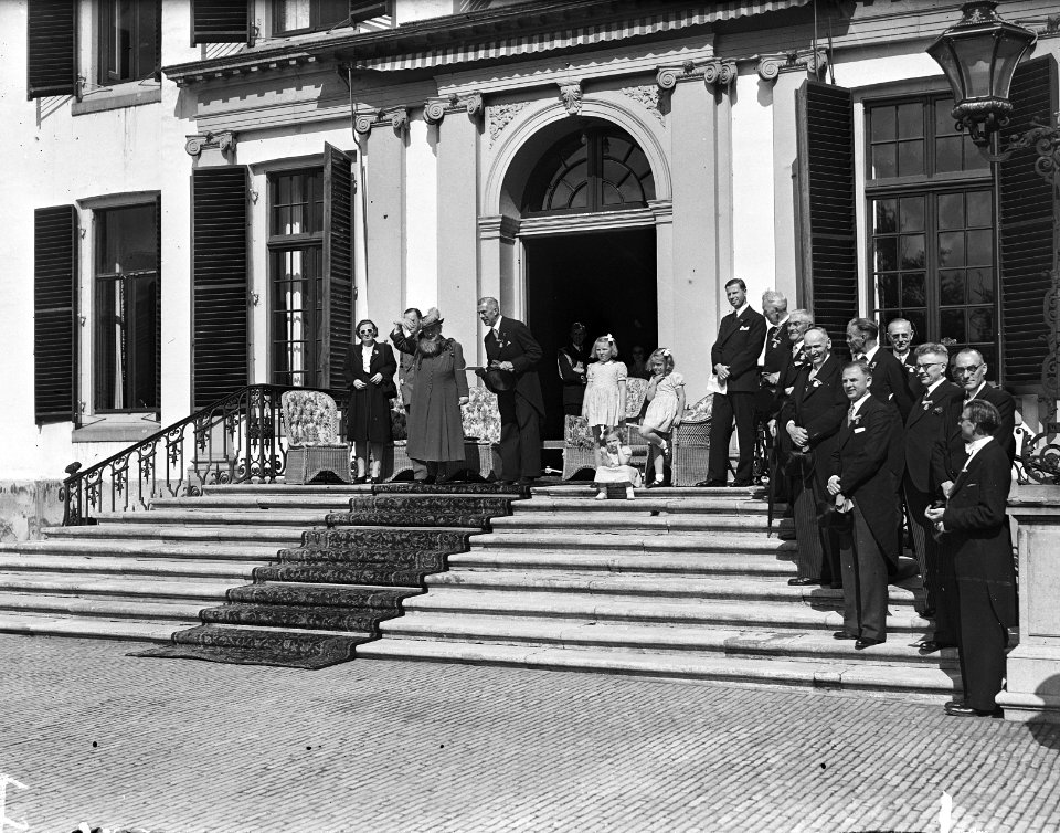 Viering Verjaardag Koningin Wilhelmina op Het Loo, Bestanddeelnr 901-9044