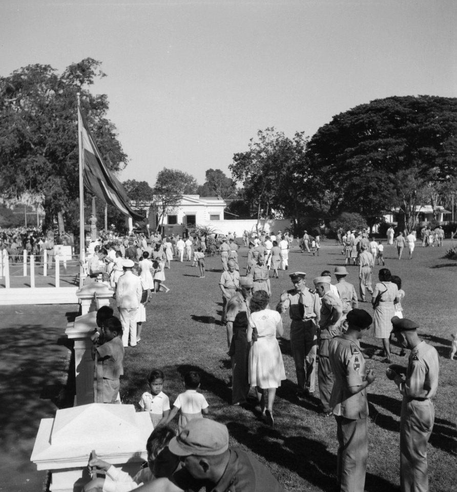 Viering verjaardag Koningin Wilhelmina. In de tuin van het paleis van de Gouvern, Bestanddeelnr 11951