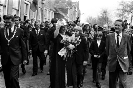 Viering van Koninginnedag in Veere, koninklijke gezin wandelen door Veere, Bestanddeelnr 931-4612