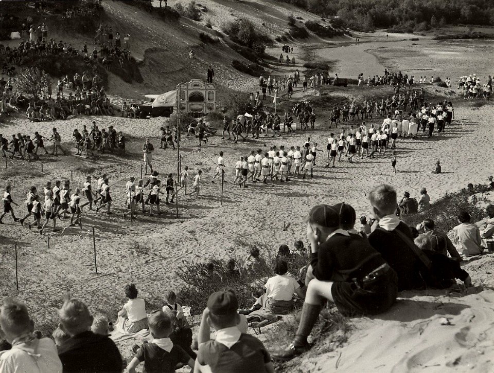 Viering van het 40-jarig bestaan van de padvinderij te Zandvoort afbeelding door C.deBoer. - 1951. - 1 foto 18,2x24 cm. Afgebeeld is de viering van het 40-jarige bestaan van de padvinderij in de duine