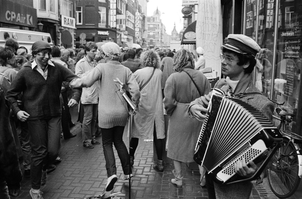 Viering Koninginnedag in Amsterdam en Marken. Muzikanten in Amsterdam en enkele , Bestanddeelnr 932-1314