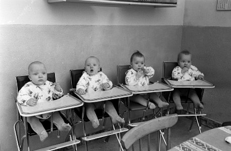 Vierling Verheul in Bodegraven één jaar oud op 5 maart. In de kinderstoel Marcel, Bestanddeelnr 923-3138