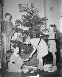 Vierling Kiffers Rini, Dicky, Elly en Han bij kerstboom, Bestanddeelnr 904-3539